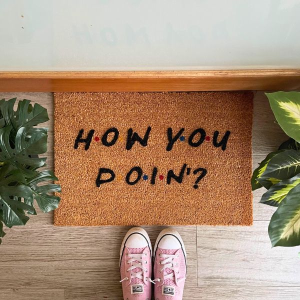 Doormat that says 'How you doin'?'