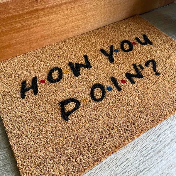 Doormat that says 'How you doin'?'